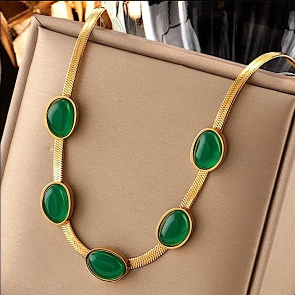 GOLD PLATED EMERALD GREEN STONE AGATE NECKLACE - Picture 1 of 10
